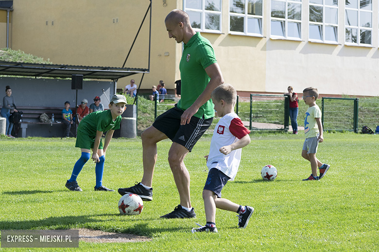 Trening dzieci z gminy Miękinia z trenerami i piłkarzami Śląska Wrocław