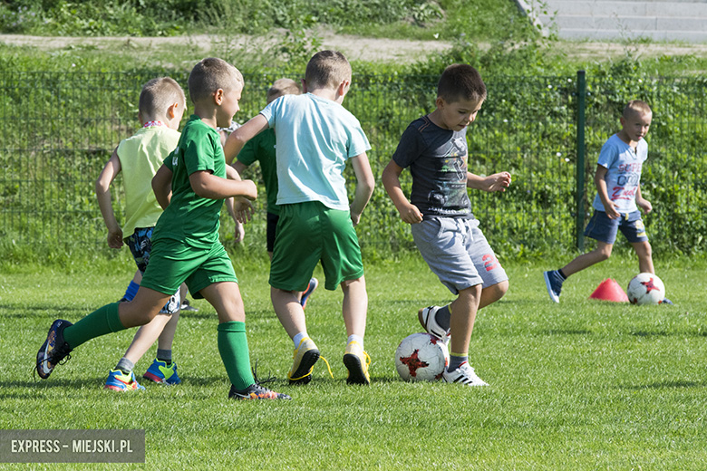Trening dzieci z gminy Miękinia z trenerami i piłkarzami Śląska Wrocław