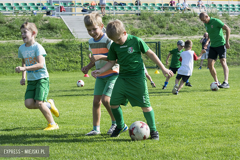 Trening dzieci z gminy Miękinia z trenerami i piłkarzami Śląska Wrocław