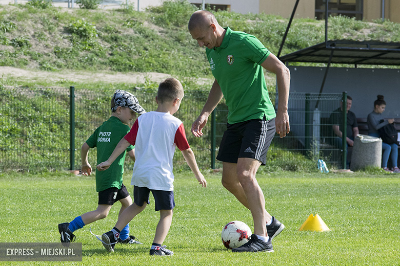Trening dzieci z gminy Miękinia z trenerami i piłkarzami Śląska Wrocław