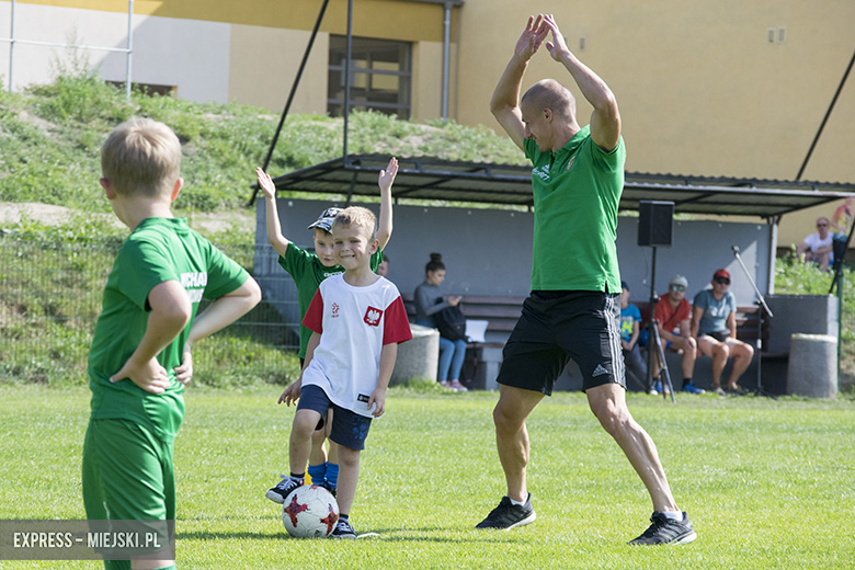 Trening dzieci z gminy Miękinia z trenerami i piłkarzami Śląska Wrocław