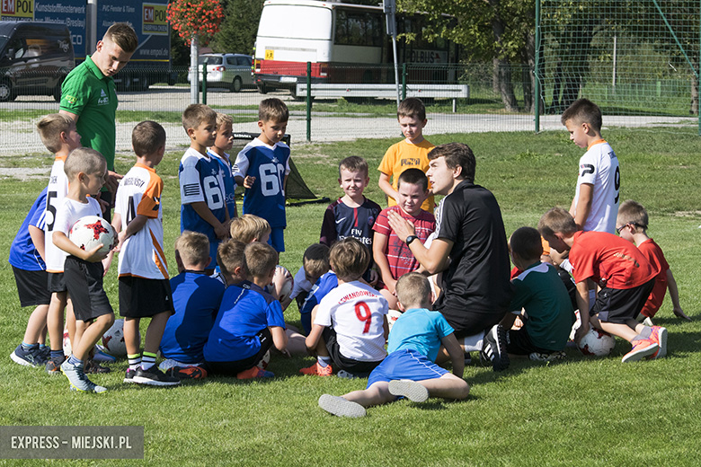 Trening dzieci z gminy Miękinia z trenerami i piłkarzami Śląska Wrocław