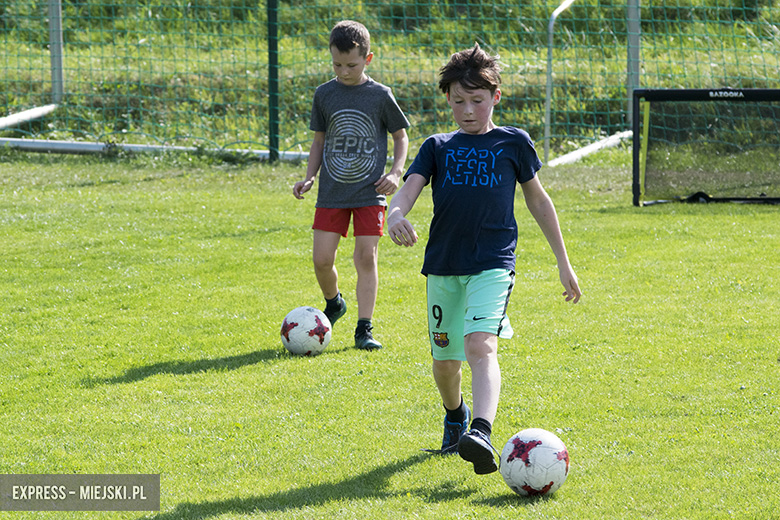 Trening dzieci z gminy Miękinia z trenerami i piłkarzami Śląska Wrocław
