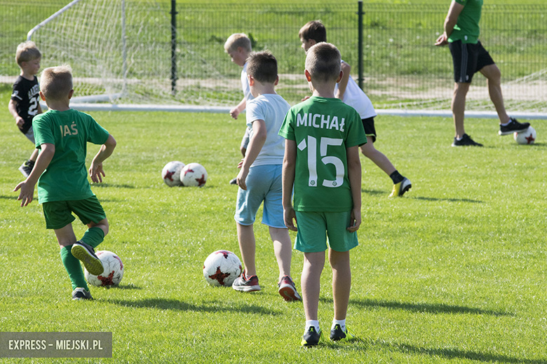 Trening dzieci z gminy Miękinia z trenerami i piłkarzami Śląska Wrocław