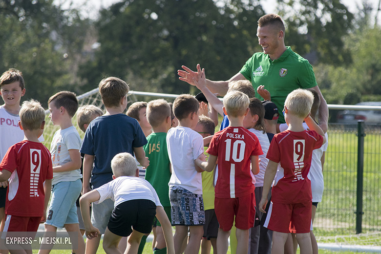 Trening dzieci z gminy Miękinia z trenerami i piłkarzami Śląska Wrocław