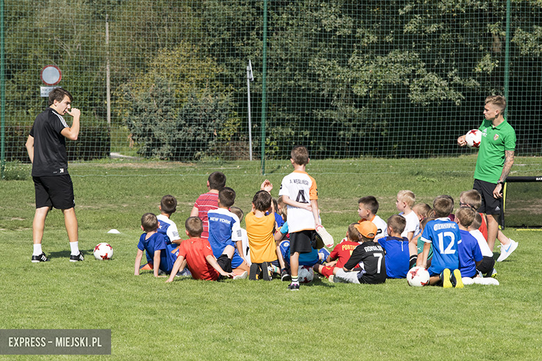 Trening dzieci z gminy Miękinia z trenerami i piłkarzami Śląska Wrocław