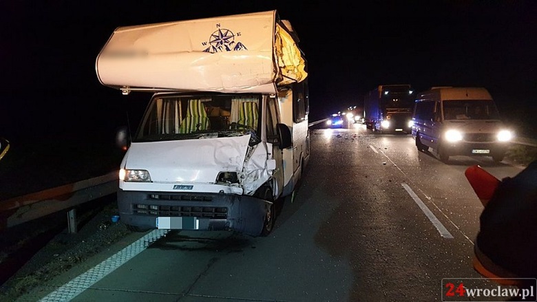 Na A4 kamper zderzył się z autokarem