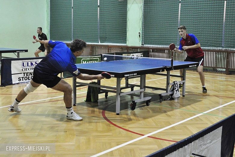 Piątkowy mecz tenisa w Ciechowie