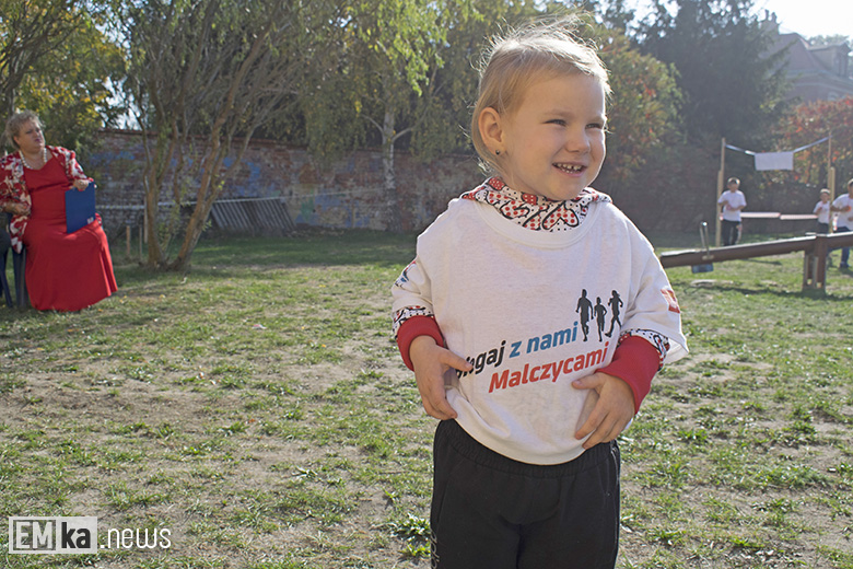 Dzieci z przedszkola uczciły biegiem setną rocznicę odzyskania niepodległości