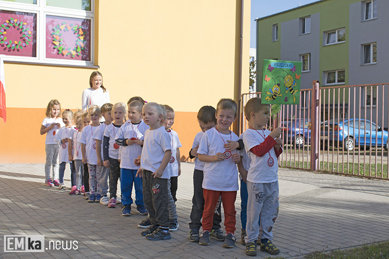 Dzieci z przedszkola uczciły biegiem setną rocznicę odzyskania niepodległości