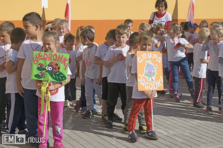 Dzieci z przedszkola uczciły biegiem setną rocznicę odzyskania niepodległości