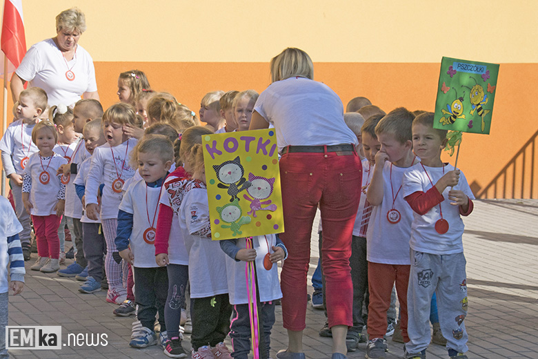 Dzieci z przedszkola uczciły biegiem setną rocznicę odzyskania niepodległości