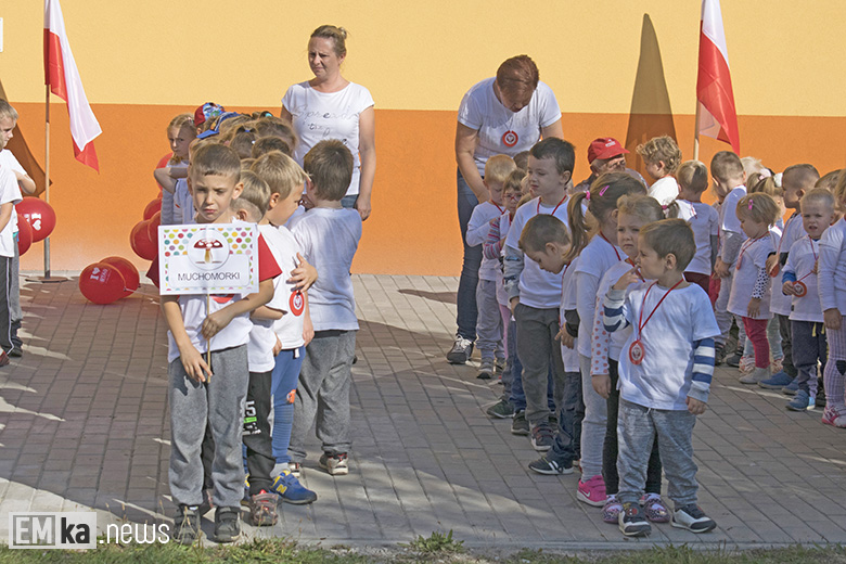 Dzieci z przedszkola uczciły biegiem setną rocznicę odzyskania niepodległości