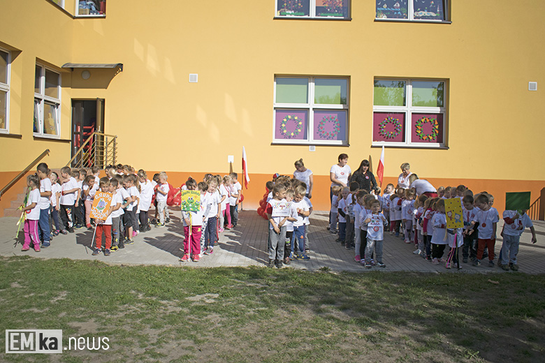 Dzieci z przedszkola uczciły biegiem setną rocznicę odzyskania niepodległości