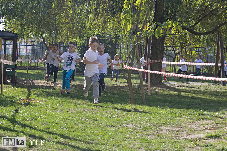 Dzieci z przedszkola uczciły biegiem setną rocznicę odzyskania niepodległości