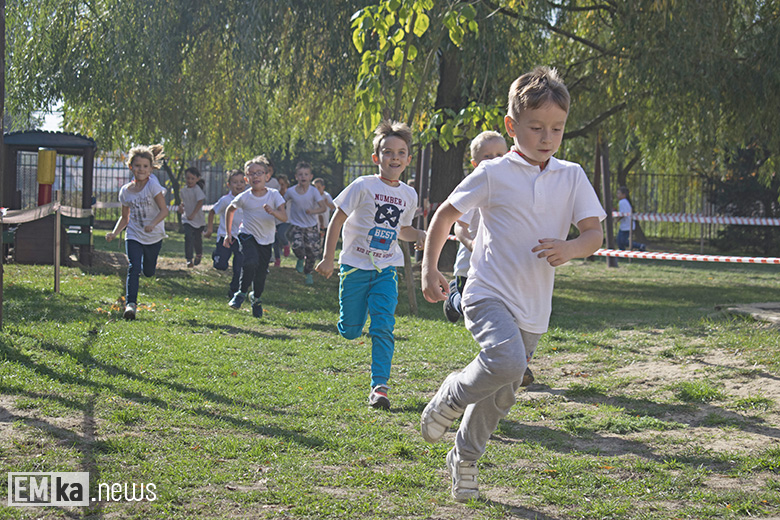 Dzieci z przedszkola uczciły biegiem setną rocznicę odzyskania niepodległości
