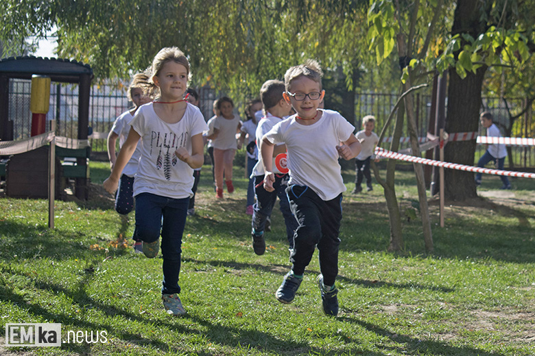Dzieci z przedszkola uczciły biegiem setną rocznicę odzyskania niepodległości