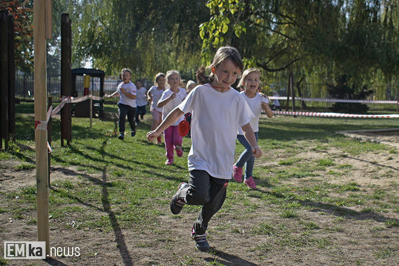 Dzieci z przedszkola uczciły biegiem setną rocznicę odzyskania niepodległości