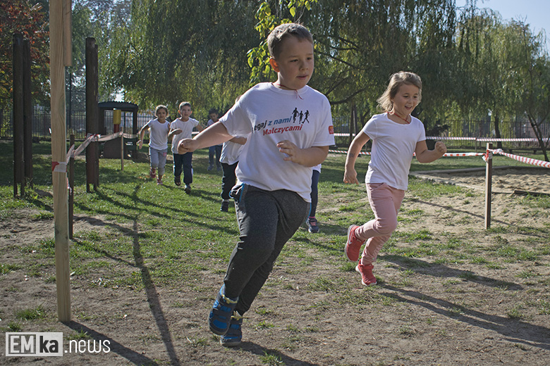 Dzieci z przedszkola uczciły biegiem setną rocznicę odzyskania niepodległości
