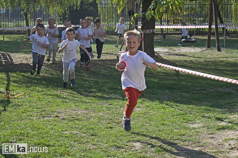 Dzieci z przedszkola uczciły biegiem setną rocznicę odzyskania niepodległości