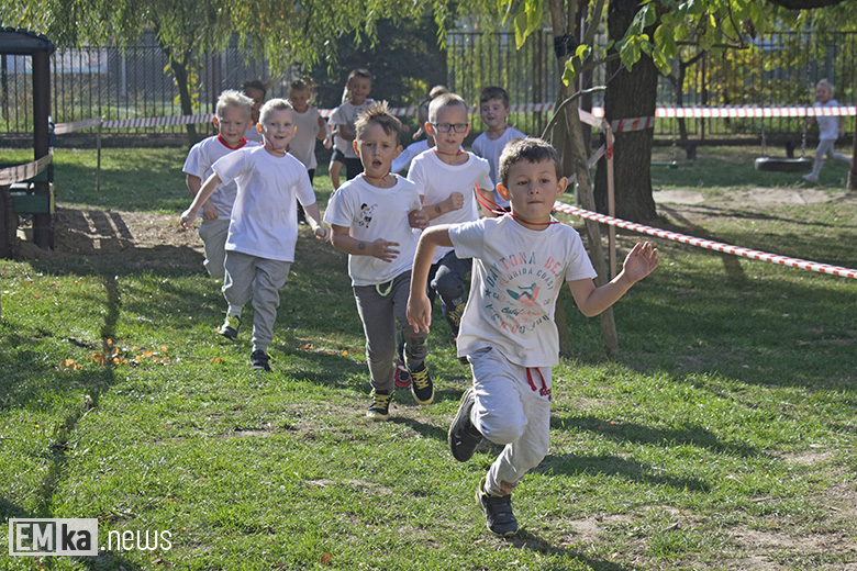 Dzieci z przedszkola uczciły biegiem setną rocznicę odzyskania niepodległości