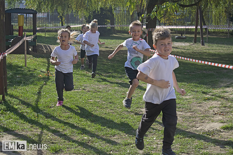 Dzieci z przedszkola uczciły biegiem setną rocznicę odzyskania niepodległości