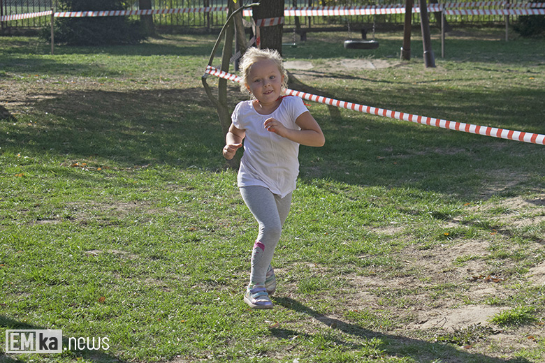 Dzieci z przedszkola uczciły biegiem setną rocznicę odzyskania niepodległości