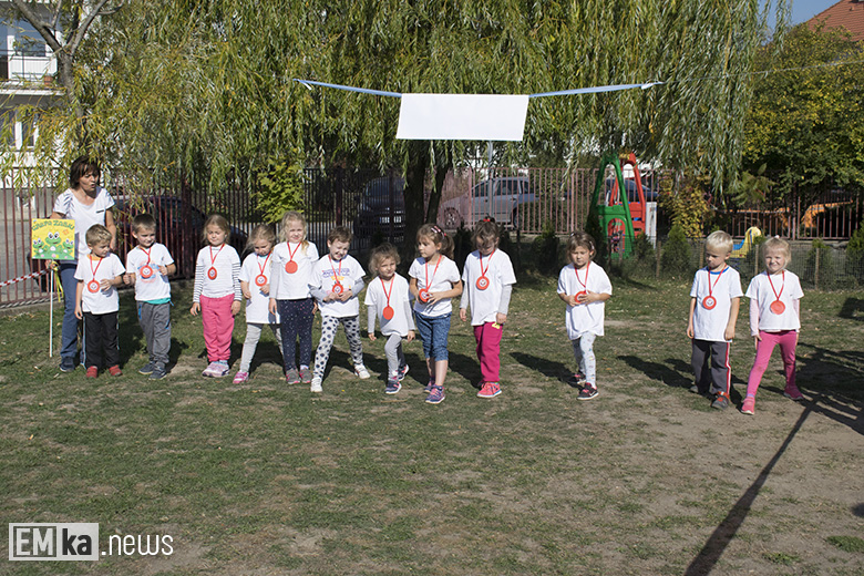 Dzieci z przedszkola uczciły biegiem setną rocznicę odzyskania niepodległości