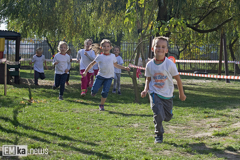 Dzieci z przedszkola uczciły biegiem setną rocznicę odzyskania niepodległości
