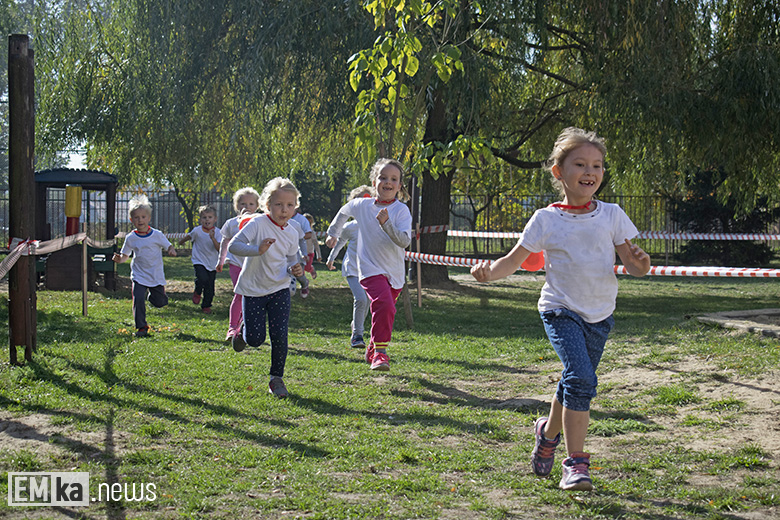 Dzieci z przedszkola uczciły biegiem setną rocznicę odzyskania niepodległości