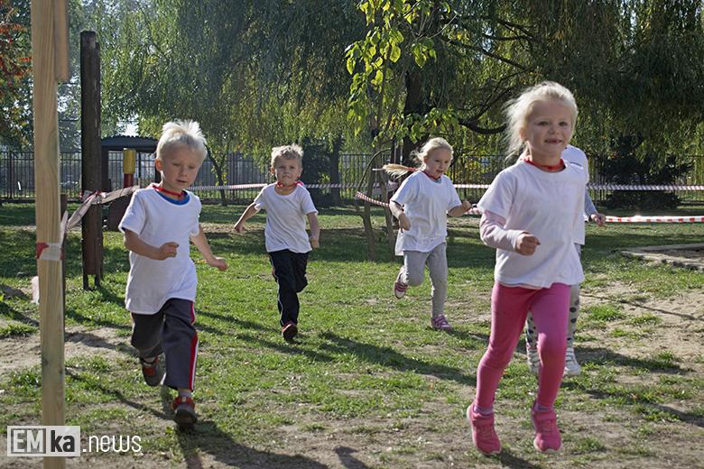 Dzieci z przedszkola uczciły biegiem setną rocznicę odzyskania niepodległości