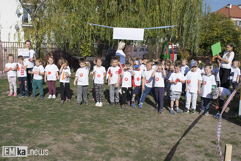 Dzieci z przedszkola uczciły biegiem setną rocznicę odzyskania niepodległości