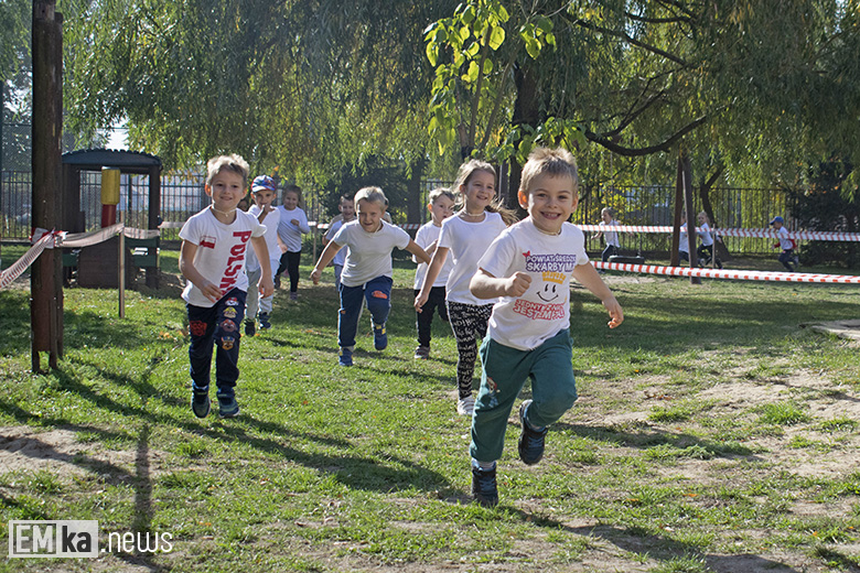 Dzieci z przedszkola uczciły biegiem setną rocznicę odzyskania niepodległości