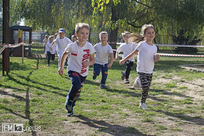 Dzieci z przedszkola uczciły biegiem setną rocznicę odzyskania niepodległości