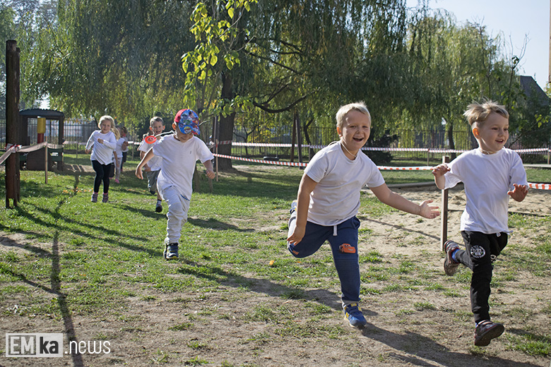 Dzieci z przedszkola uczciły biegiem setną rocznicę odzyskania niepodległości