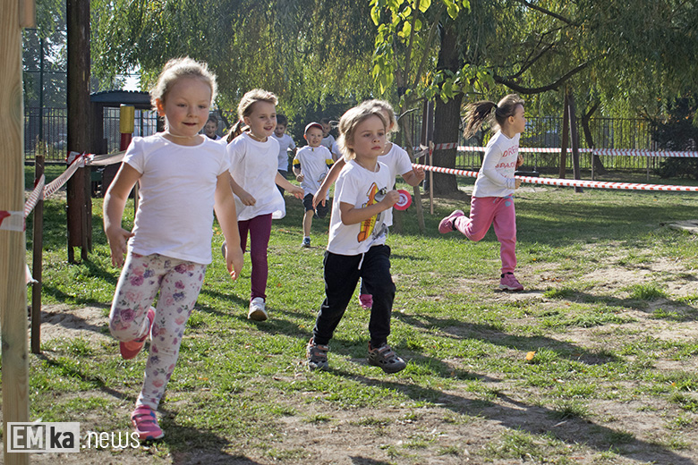 Dzieci z przedszkola uczciły biegiem setną rocznicę odzyskania niepodległości