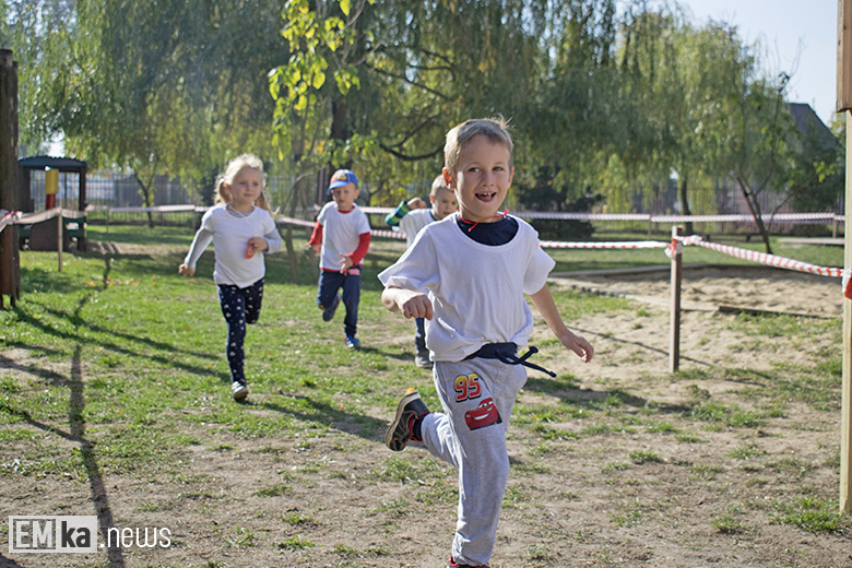 Dzieci z przedszkola uczciły biegiem setną rocznicę odzyskania niepodległości