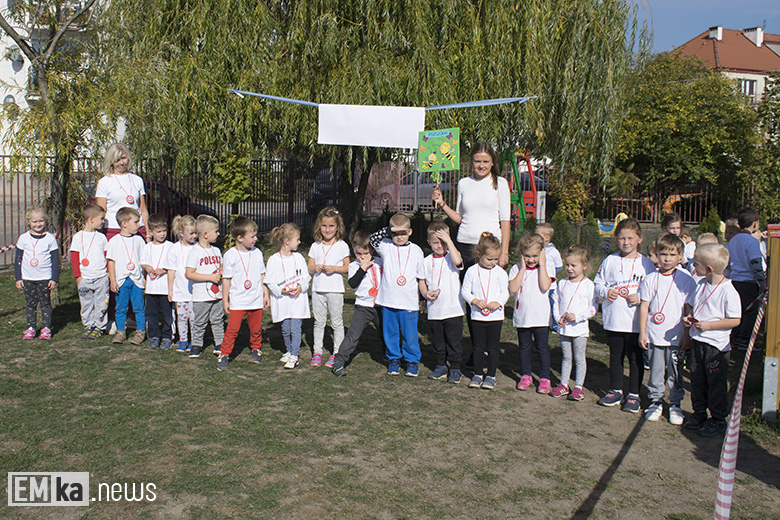 Dzieci z przedszkola uczciły biegiem setną rocznicę odzyskania niepodległości