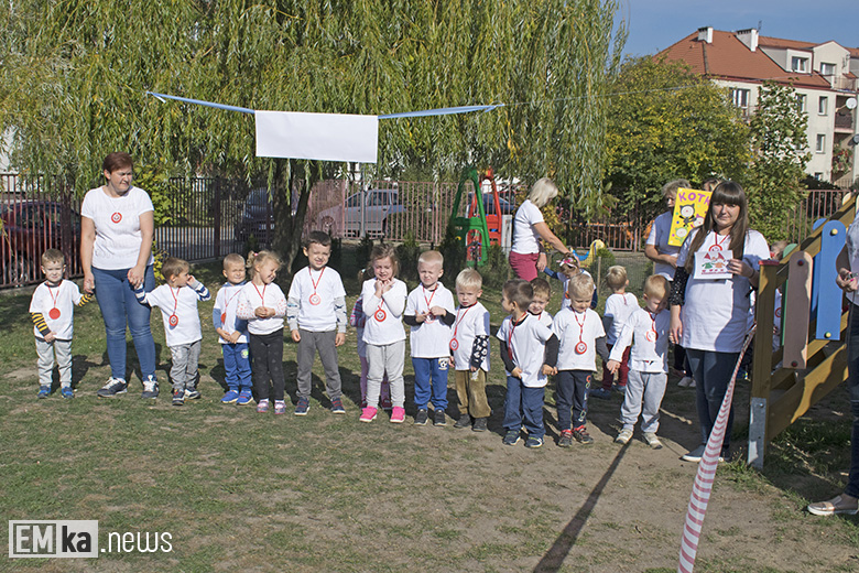 Dzieci z przedszkola uczciły biegiem setną rocznicę odzyskania niepodległości