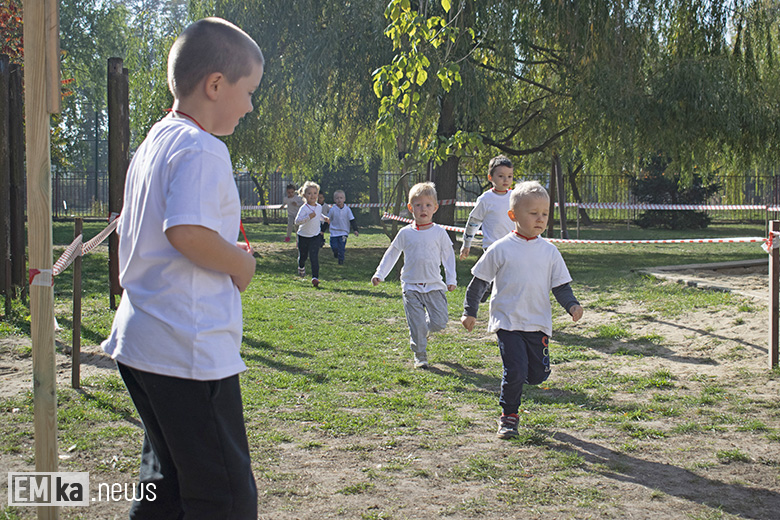 Dzieci z przedszkola uczciły biegiem setną rocznicę odzyskania niepodległości