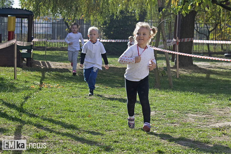 Dzieci z przedszkola uczciły biegiem setną rocznicę odzyskania niepodległości