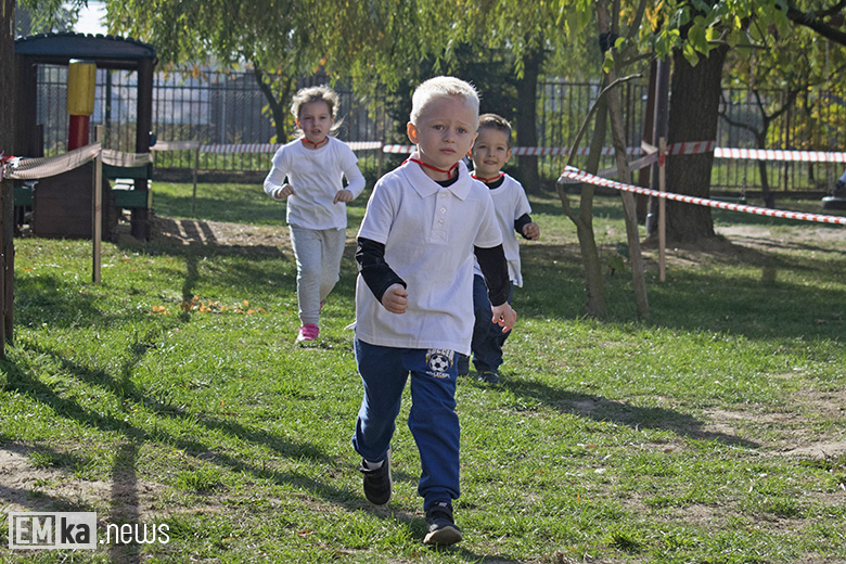 Dzieci z przedszkola uczciły biegiem setną rocznicę odzyskania niepodległości