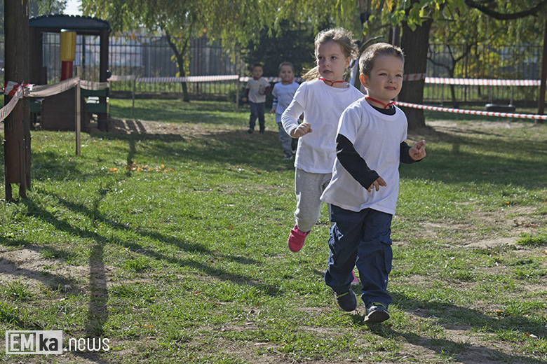 Dzieci z przedszkola uczciły biegiem setną rocznicę odzyskania niepodległości