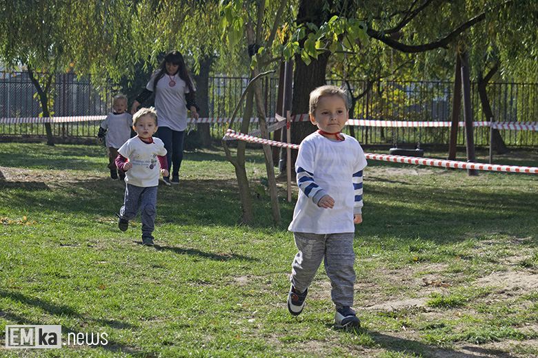 Dzieci z przedszkola uczciły biegiem setną rocznicę odzyskania niepodległości