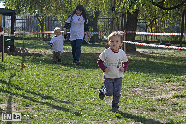 Dzieci z przedszkola uczciły biegiem setną rocznicę odzyskania niepodległości
