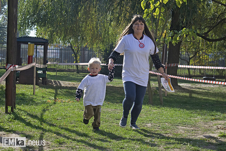 Dzieci z przedszkola uczciły biegiem setną rocznicę odzyskania niepodległości
