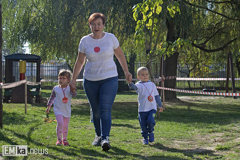 Dzieci z przedszkola uczciły biegiem setną rocznicę odzyskania niepodległości
