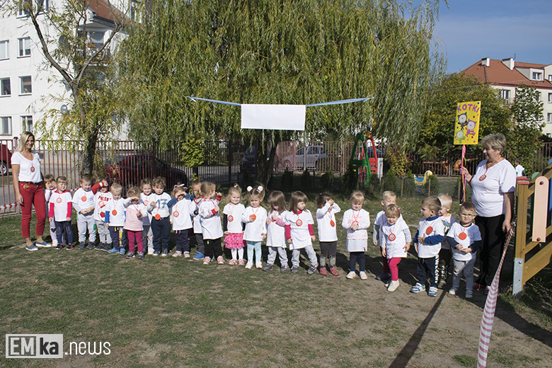 Dzieci z przedszkola uczciły biegiem setną rocznicę odzyskania niepodległości
