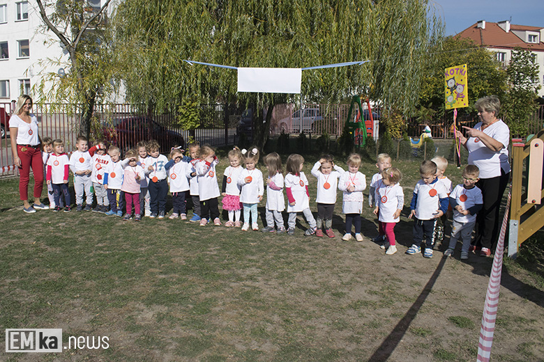 Dzieci z przedszkola uczciły biegiem setną rocznicę odzyskania niepodległości
