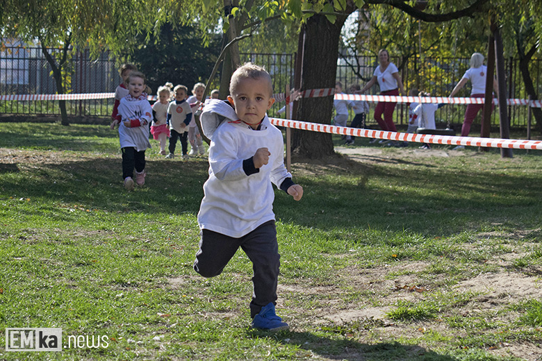 Dzieci z przedszkola uczciły biegiem setną rocznicę odzyskania niepodległości